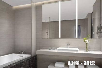 浴室玻璃陈年水渍怎么消除 怎样防止浴室玻璃上的水垢