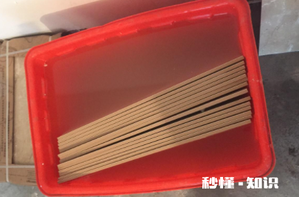 为什么贴瓷砖要先浸水30分钟 瓷砖泡水时间长了还能用吗