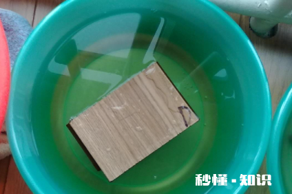 为什么贴瓷砖要先浸水30分钟 瓷砖泡水时间长了还能用吗