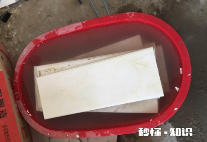 为什么贴瓷砖要先浸水30分钟 瓷砖泡水时间长了还能用吗