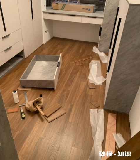 木工打柜子是在铺木地板前还是后 木工打柜子可以做一门到顶吗