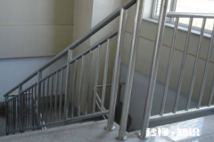 不锈钢扶手生锈了怎么清洗 扶手用木头还是用不锈钢