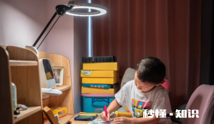 儿童护眼灯是白的还是黄的 小学生护眼灯多少瓦合适