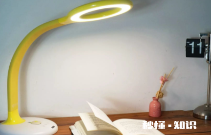 儿童护眼灯是白的还是黄的 小学生护眼灯多少瓦合适