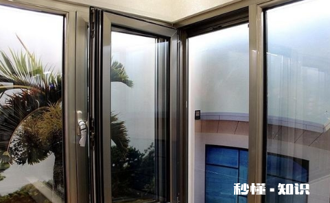 双层玻璃窗中间有脏东西了怎么处理 双层玻璃外面一层裂了怎么办