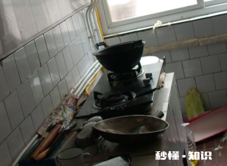 煤气灶进水了还能用吗 煤气灶溢了水打不着火怎么办