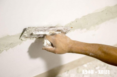 先刮腻子还是先贴PU线条 刮完腻子还可以贴石膏线吗