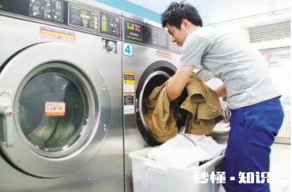 洗衣机自己开始运行怎么回事 洗衣机插上电不转是什么意思