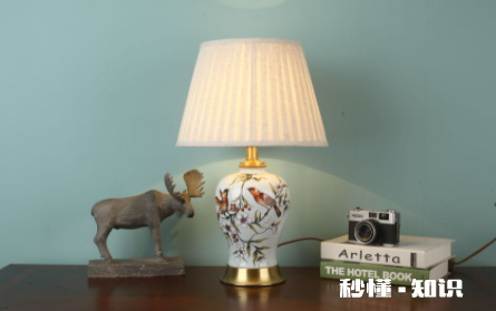 床头台灯放哪面好 床头有灯对人有影响吗