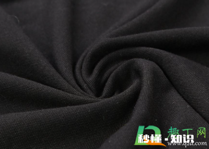 黑衣服掉黑毛什么原因 黑色衣服掉黑渣应该怎么去掉