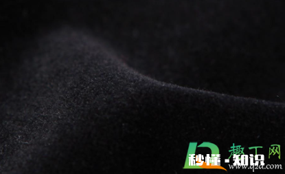 黑衣服掉黑毛什么原因 黑色衣服掉黑渣应该怎么去掉