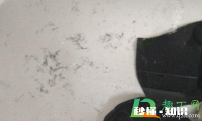 黑衣服掉黑毛什么原因 黑色衣服掉黑渣应该怎么去掉