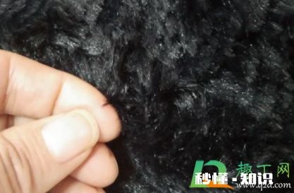 黑衣服掉黑毛什么原因 黑色衣服掉黑渣应该怎么去掉