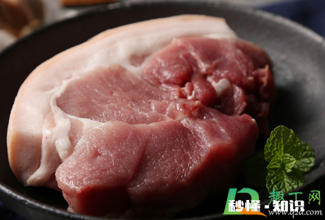 为什么猪肉切开是发绿 猪肉变绿色后煮熟还能吃吗
