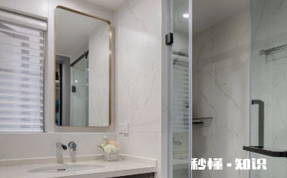 卫生间玻璃碎裂是什么原因 卫生间玻璃裂掉了可以用502胶水接吗