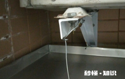 空调排水管漏水是安装造成的吗 空调排水管滴水正常吗