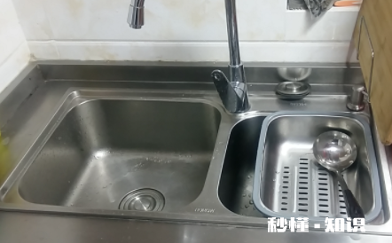 洗碗池被油污堵塞怎么疏通 洗碗池的油垢怎么处理