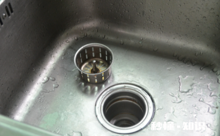 洗碗池被油污堵塞怎么疏通 洗碗池的油垢怎么处理