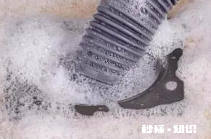 洗衣机下水往上冒水是怎么回事 洗衣机排水往出溢怎么处理