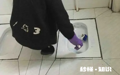 厕所好久的污渍怎么去除 厕所尿垢很厚了怎么办