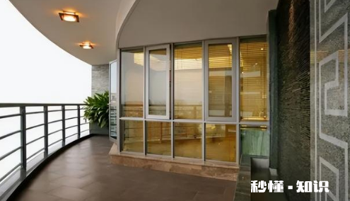 四楼封阳台用单层钢化玻璃安全吗 四楼封阳台的玻璃需要考虑抗风压吗