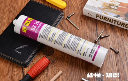 什么胶能在瓷砖上粘牢东西 瓷砖粘东西了怎么去除