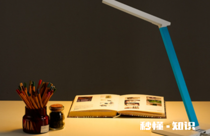 台灯什么角度最保护眼睛 写作业台灯的正确摆放位置