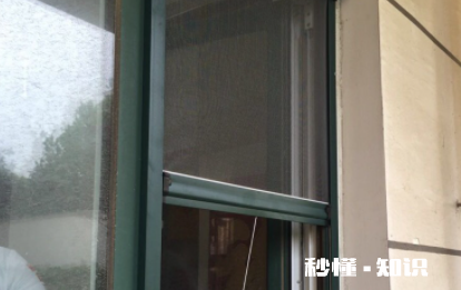 下拉纱窗怎么推上去 下拉纱窗是安装在窗户边上的么