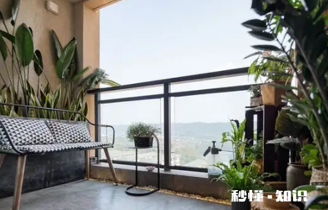 阳台刚贴好的瓷砖被雨淋了有事吗 阳台贴了地砖没有封阳台下雨咋办