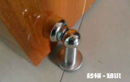 卫生间装门吸还是门顶 卫生间门吸装下面好还是上面