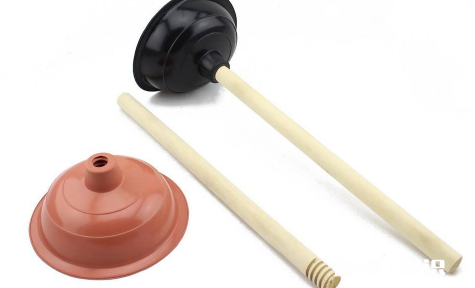 马桶堵塞怎么疏通皮搋子 马桶堵了皮搋子不好使怎么办