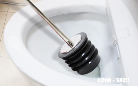 马桶堵塞怎么疏通皮搋子 马桶堵了皮搋子不好使怎么办