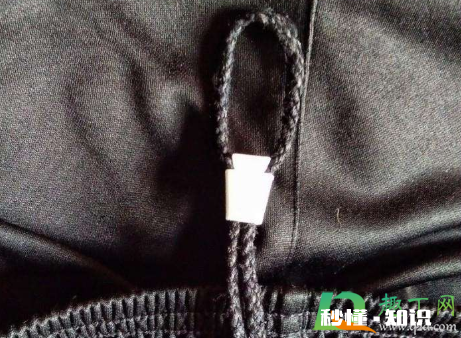 裤子的绳子怎么塞回去 裤绳一边缩进去怎么办