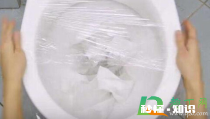 马桶堵了屎和水满满的不下水怎么办 马桶堵住了水下的慢怎么办