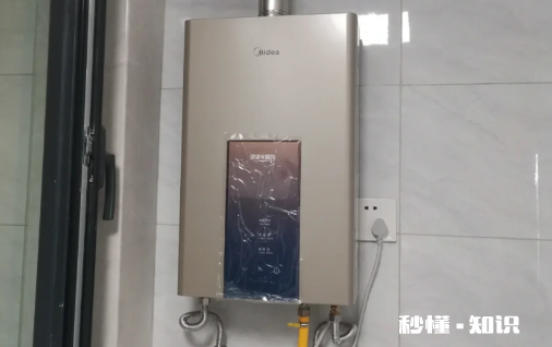 热水器安装是不是紧贴墙面 热水器安装是否需要固定下面