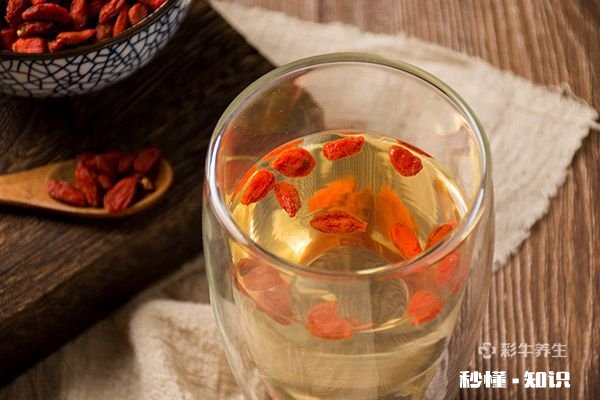 西洋参枸杞泡水的禁忌 西洋参枸杞泡水的好处
