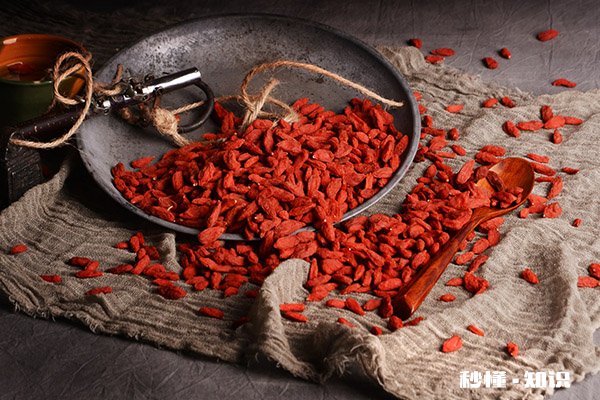 西洋参枸杞泡水的禁忌 西洋参枸杞泡水的好处