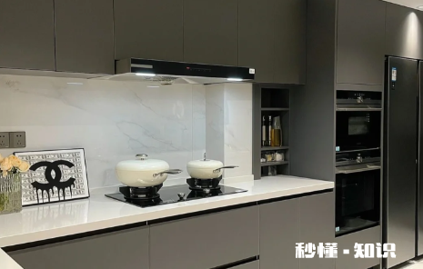 厨房橱柜是木工做还是定制好 厨房橱柜要不要装背板