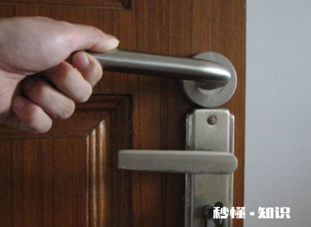 防盗门把手弹不回去怎么办 防盗门外面门把手是活动的吗