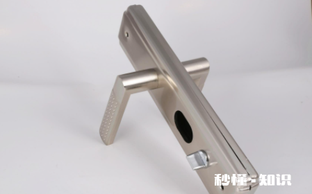 防盗门把手弹不回去怎么办 防盗门外面门把手是活动的吗