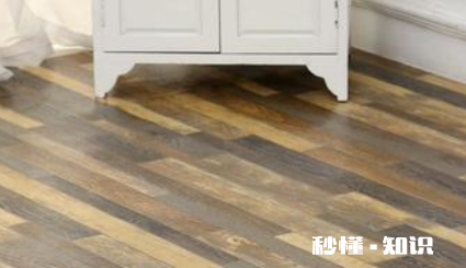 地板粘脚是什么原因 木地板油腻粘鞋怎么清洗