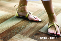 地板粘脚是什么原因 木地板油腻粘鞋怎么清洗