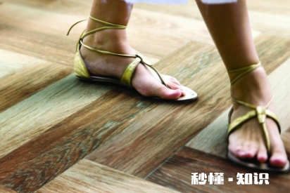 地板粘脚是什么原因 木地板油腻粘鞋怎么清洗