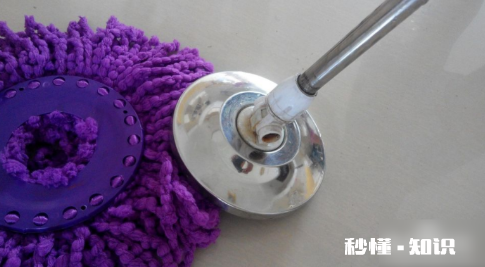 旋转拖把杆不能收缩怎么修理 拖把按下去不转怎么回事