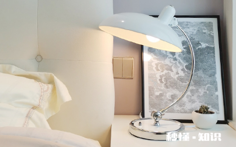 台灯用几瓦的灯泡合适 台灯用黄灯好还是白灯好