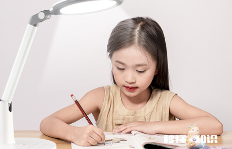 台灯用几瓦的灯泡合适 台灯用黄灯好还是白灯好