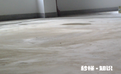 水泥地上胶漆怎么去除 水泥上的油漆用什么清洗