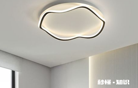 卧室吸顶灯突然一闪一闪的还有响声 卧室吸顶灯坏了怎么更换