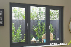 新换的断桥铝窗户冬天室内淌水严重 风刮的窗户很响怎么办