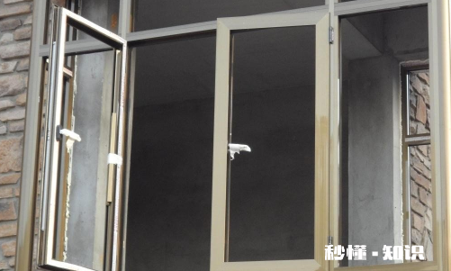 新换的断桥铝窗户冬天室内淌水严重 风刮的窗户很响怎么办